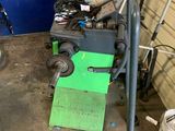 une machine qui se trouve dans un garage, à côté d'une poubelle