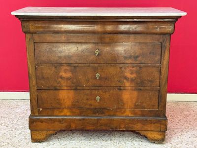 Commode de style Louis-Phillipe en bois avec dessus marbre à…