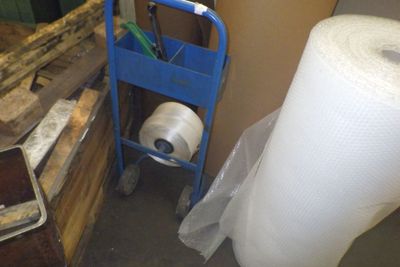 un chariot avec un rouleau de papier à côté d'un chariot sur lequel se trouve un rouleau de papier