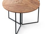 une table ronde en bois avec des pieds en métal noir et un plateau en bois