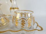 un service de verres orné d'un motif à la feuille d'or