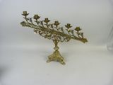 une menorah en laiton ouvragée à cinq branches, posée sur un socle