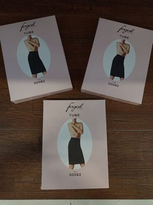 trois boîtes sur une table, sur lesquelles figurent des photos d'une femme