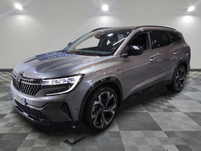 un SUV argenté garé dans une pièce au sol en damier