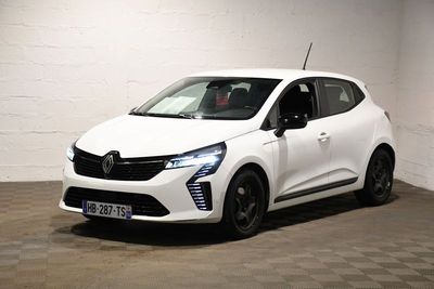 la voiture blanche est garée dans une pièce au sol en damier