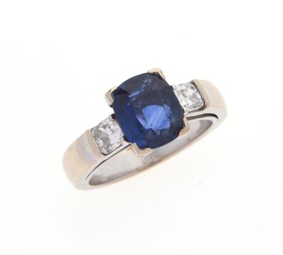 gros plan d'une bague avec un saphir et des diamants