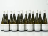 six bouteilles de vin sont alignées sur une table