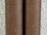 deux livres marron posés l'un à côté de l'autre sur une table