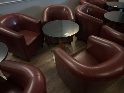 de nombreuses chaises et tables dans un coin de la pièce
