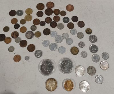 beaucoup de pièces qui sont sur la table