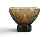 un bol en verre brun avec un socle noir sur fond blanc