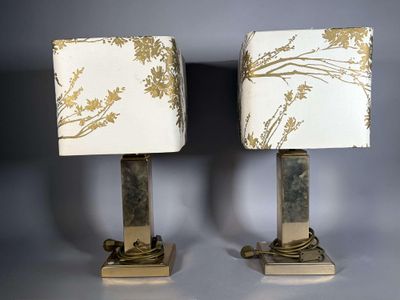 deux lampes posées sur une table