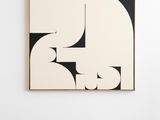 un tableau abstrait accroché au mur d'une pièce blanche