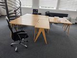 un bureau et une chaise dans une pièce avec un escalier en colimaçon