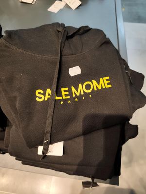 une pile de vêtements posée sur une table