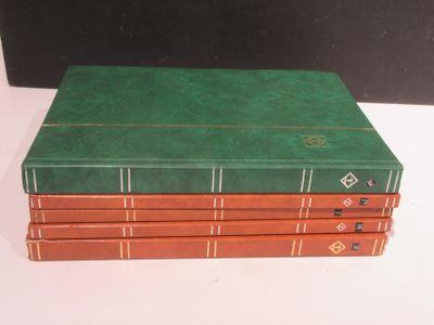 quatre livres empilés les uns sur les autres sur une table