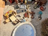 beaucoup de déchets par terre à côté d'une voiture