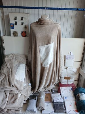 un lit sur lequel se trouvent une couverture, une couverture, une couverture et d'autres objets