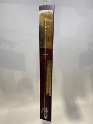 une vieille horloge accrochée au mur d'une pièce