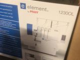 une boîte contenant une machine à coudre