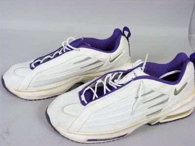 baskets Nike Air Max blanches et violettes avec des lacets violets