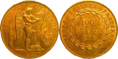 une pièce d'or avec l'image d'un homme tenant une épée