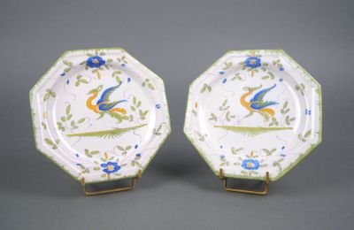 MARTRES-TOLOSANE Paire d'assiettes octogonales en faïence à …