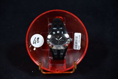une montre dans un écrin rouge avec une étiquette de prix