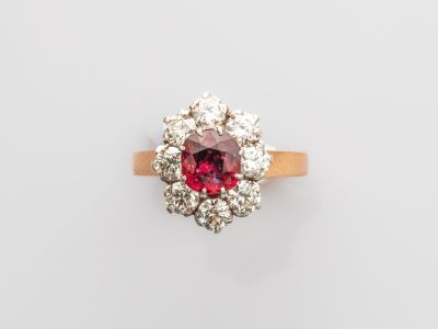 gros plan d'une bague en diamant rose et blanc sur une surface blanche