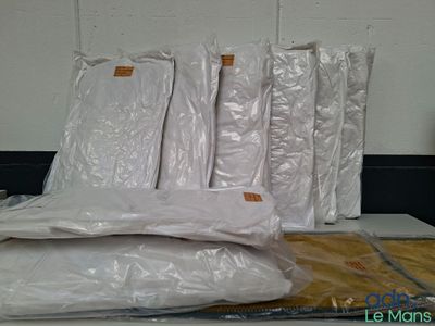 une pile de sacs en plastique posée sur une table
