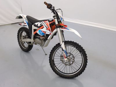 une moto tout-terrain garée dans une pièce
