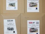 quatre boîtes de Coca-Cola sont posées sur une boîte en carton