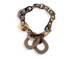 Le collier est en cuir marron et noir, avec un fermoir en métal.