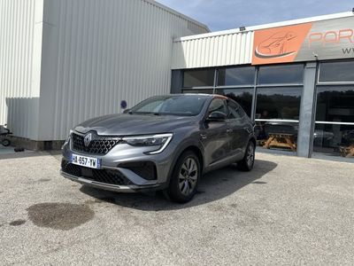 un SUV gris garé devant un immeuble