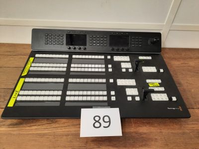 un gros plan d'un panneau de commande posé sur un parquet, avec une étiquette de prix