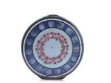une assiette bleue et blanche ornée de fleurs roses