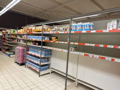 de nombreuses étagères dans le magasin qui contiennent différents articles