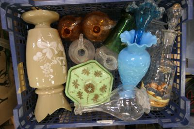 un panier rempli de vases et d'autres objets