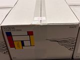 trois cartons de nourriture posés sur une table dans un magasin
