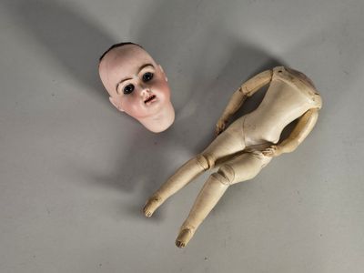 une petite poupée allongée par terre
