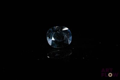 gros plan d'un diamant bleu sur une surface noire