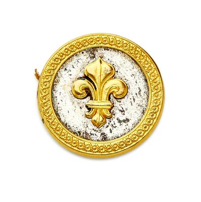 une image d'un médaillon en forme de fleur de lis en or et en argent sur un fond blanc