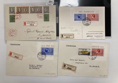 trois enveloppes affranchies sont posées sur une table