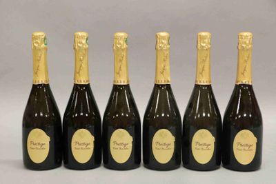 six bouteilles de champagne sont alignées