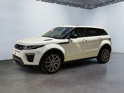 Le Range Rover blanc est garé dans une pièce blanche.