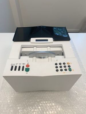 un appareil électronique posé sur une table, à côté d'un téléphone portable