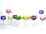 de nombreux verres à vin alignés en rang sur une table