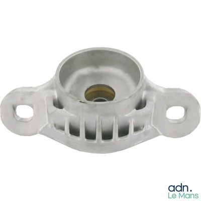 gros plan d'un objet métallique sur fond blanc