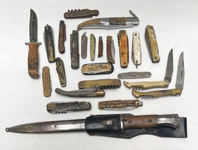 de nombreux types de couteaux différents et des couteaux sur la table