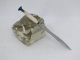 un couteau posé sur un cendrier en verre
